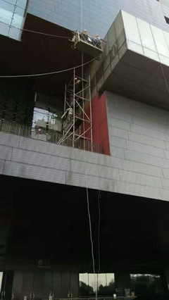 東莞橫瀝鎮幕墻玻璃打膠加固與吊籃出租服務解析